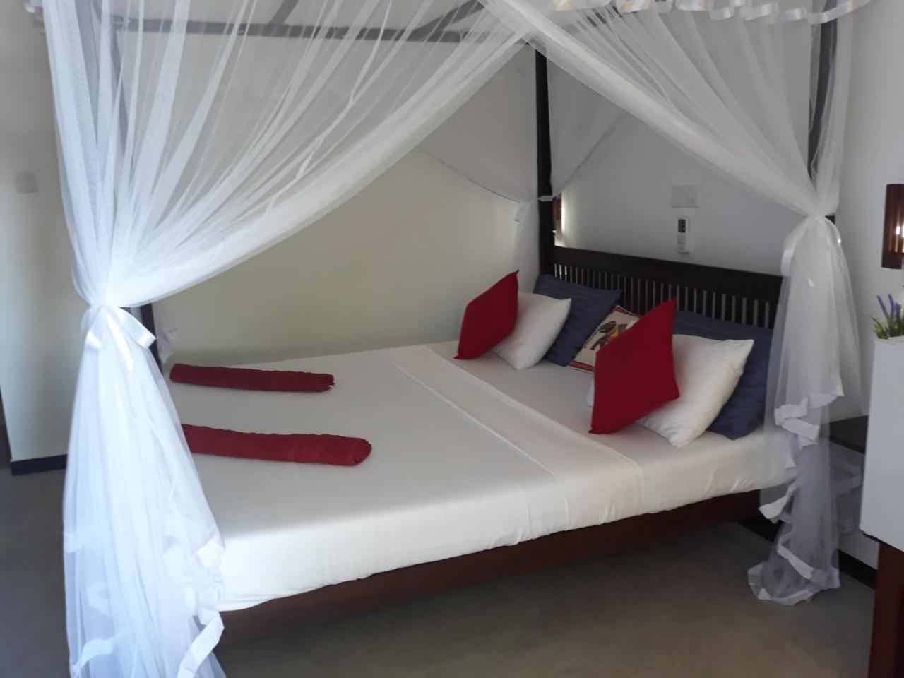 Copacabana Beach Hotel Хиккадува Экстерьер фото